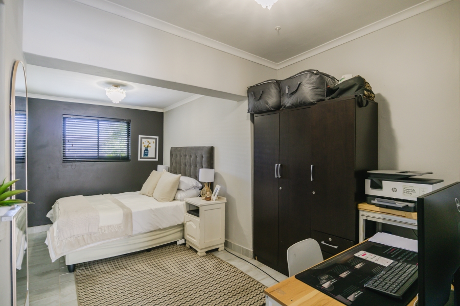 6 Bedroom Property for Sale in Vredehoek Western Cape